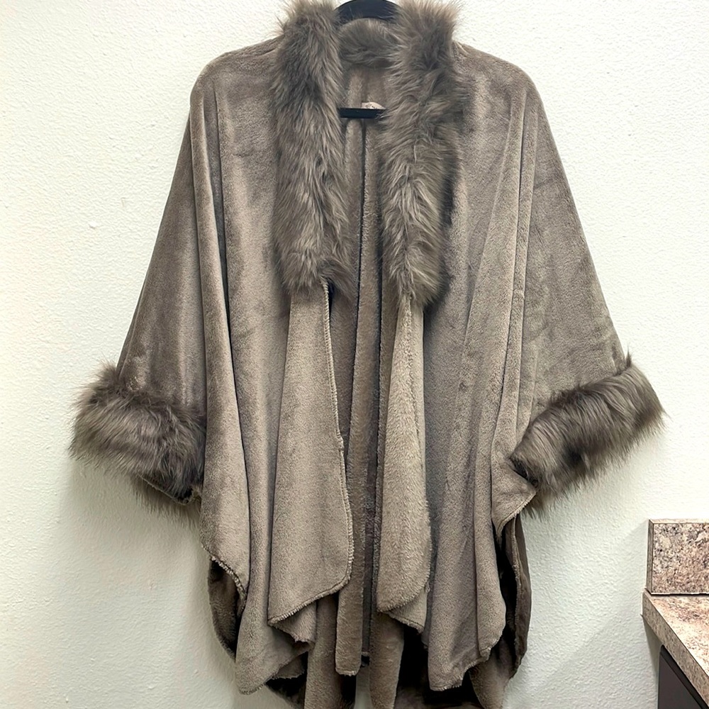 NWOT - Sz 2x - Cardigan/Poncho - Super Soft - Faux Fur Trim